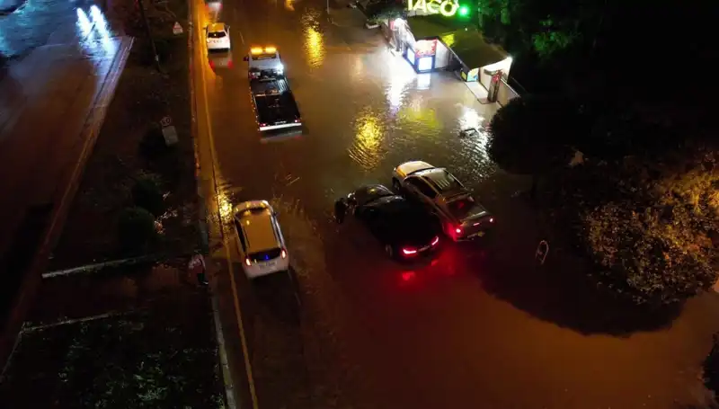 Adana’da Sağanak Yağış Geçidi: Cadde ve Yolları Su Bastı, Vatandaş Panic İçinde