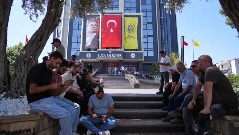 Ücretlerini Alamayan İşçilerden Ses Getiren Eylem: Oturma Eylemiyle Hak Arayışı