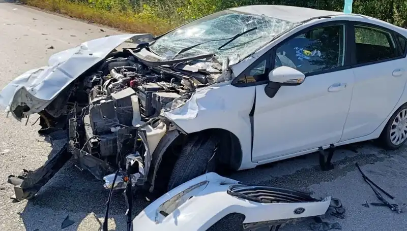 Çanakkale'de Trafik Kazası: İki Kişi Yaralandı, Sebepler Araştırılıyor