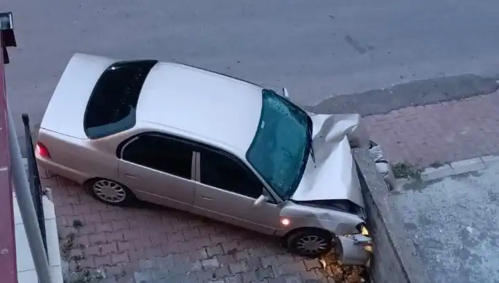 Kontrolü Kaybeden Araç Duvara Çarptı: Sürücünün Sonrası Korkutucu oldu