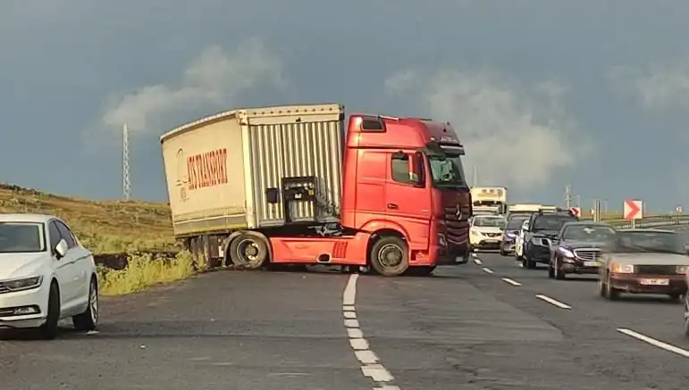 TIR Kaydı Neden Yol Kapandı? Uzun Araç Kuyrukları Fırtınası Başladı!
