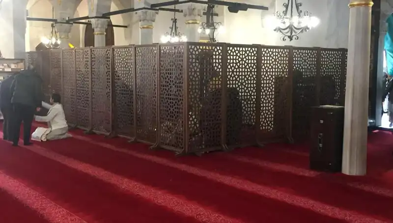 Kadın-Erkek Yan Yana Teravih Namazı İddiası: Gerçekler Neler?