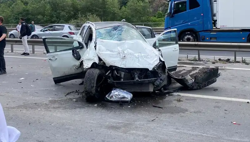 Beton Kanala Çarptıktan Sonra Korkunç Kaza: 3 Yaralı