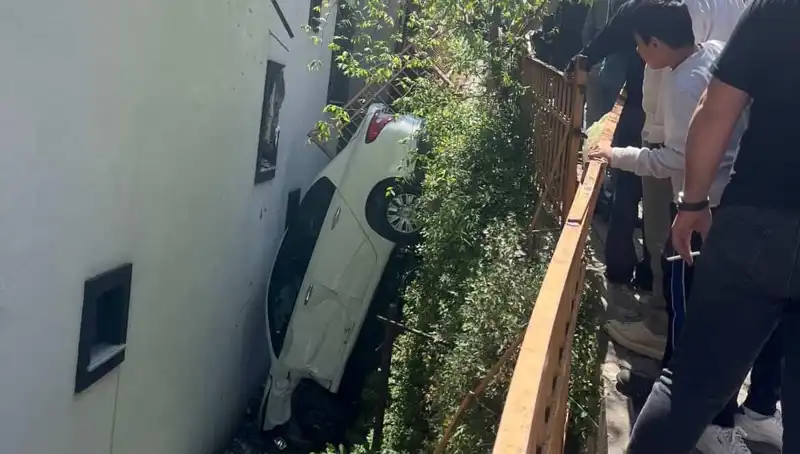 Kağıthane'de Korku Dolu Anlar: Metrelerce Sürüklenen Araçlar Fırtınayı Yaşadı