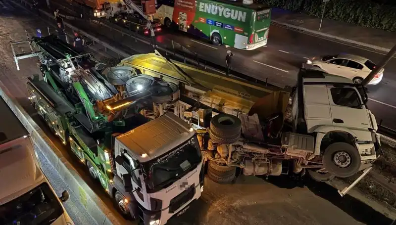 Moloz Yüklü Hafriyat Kamyonu Devrildi: Şehirde Büyük Kargaşa Yarattı