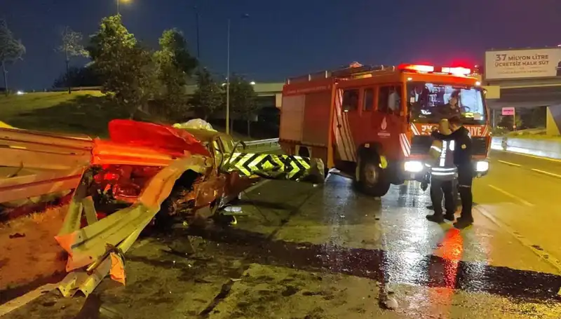 Bariyer Otomobile Saplandı: Sürücü Hayat Mücadelesi Veriyor