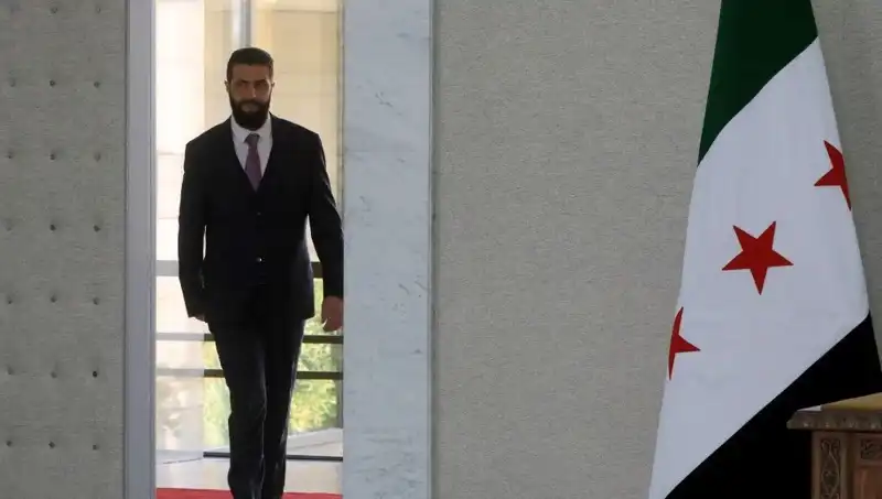 Paris'te Şara-Macron Zirvesi: Fransa'nın Yeni Suriye Politikasındaki Rolü