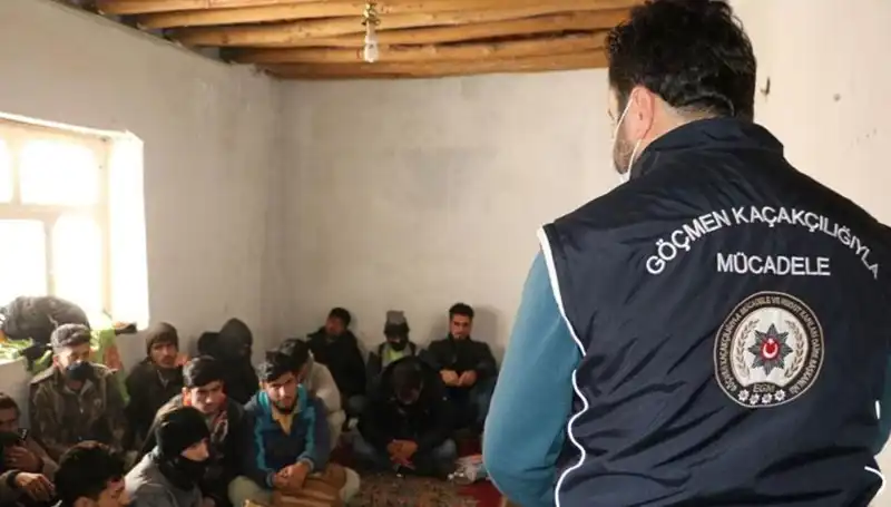 Edirne ve Kırklareli'nde 17 Düzensiz Göçmen Operasyonu: Sınır Güvenliği Artırılıyor