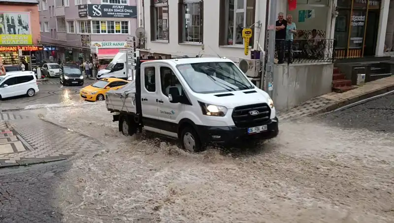 10 Dakikada Gelen Sağanak, Şehrin Altını Üstüne Getirdi!