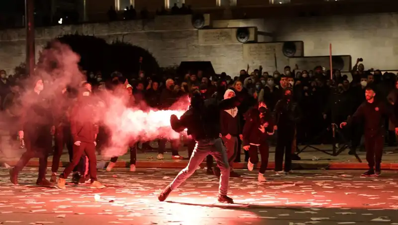 Yunanistan'da Hükümete Gensoru: Atina Sokaklarında Gerilim ve Protestolar Tırmanıyor