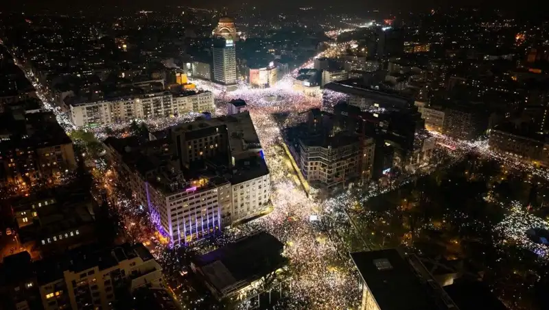 Sırbistan'da Öğrenci Gösterileri: Belgrad Sokaklarında Büyük Protesto