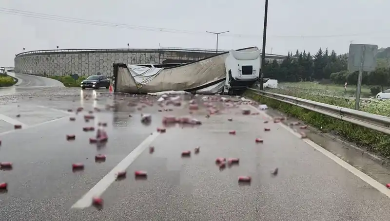 TIR Devrildi, Yolda İçki Fırtınası: Olay Yerinden Son Dakika Gelişmeleri