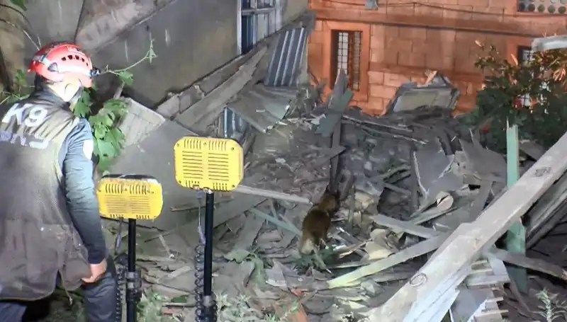 İstanbul'da Deprem Sonrası Göçtü: Bina Çökmeleri Artıyor