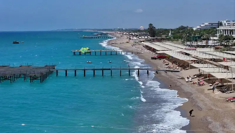 Antalya Sahillerinde Güneşli Hava: Yaz Keyfi Devam Ediyor
