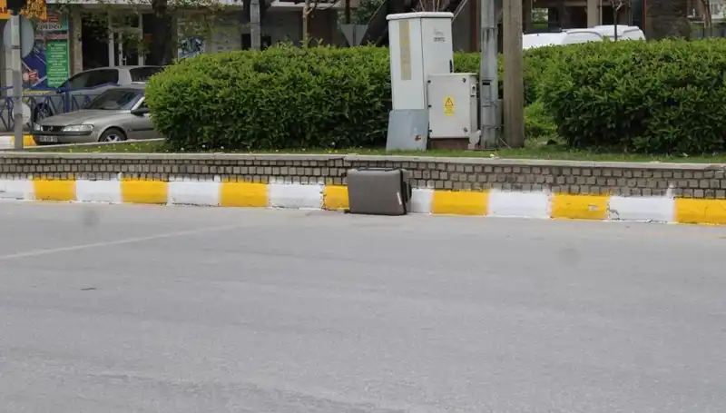 Minibüsten Düşen Valiz, Şok Olayı Başlattı: Polis Alarmda!