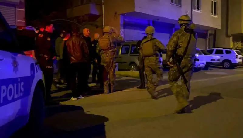 Balkondan Tüfekle Ateş Açan Şahıs, Polisi Görünce Ne yaptı?