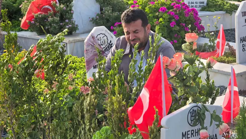 Deprem Şehitliğinde Bayram Coşkusu ve Hüzün Yan Yan Eşlik Ediyor