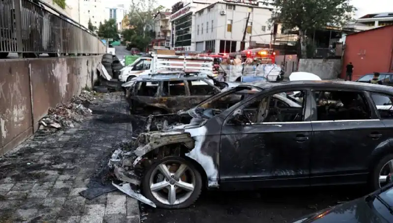 Sanayi Bölgesindeki Araç Yangını: Tamir İçin Bekleyen Araçlar Alev Alev Yandı