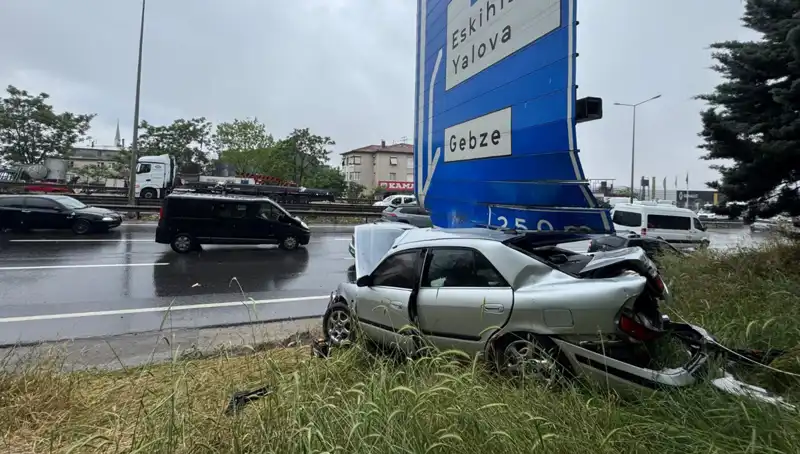 Trafik Levhasına Çarpan Araçta Bir Kişi Yaralandı!