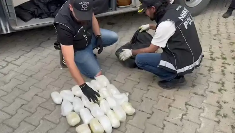 Yolcunun Valizinden 13 Kilo Metamfetamin Çıktı, Olayda Rüşvet İddiaları Gündemde