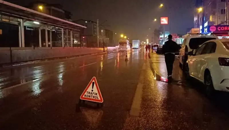 Bursa'da Kaza Sonrası Güvenlik Önlemi Alan Polise Kamyonet Çarptı!
