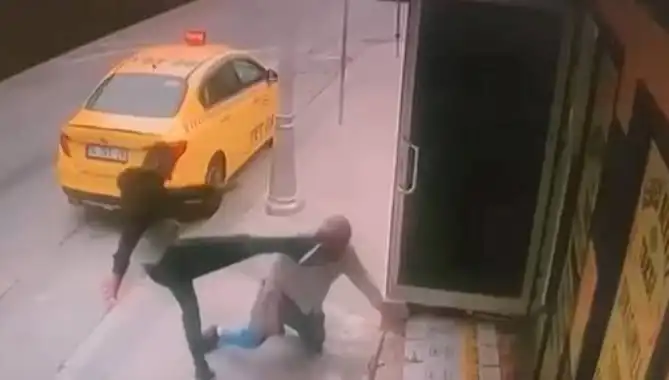 Oğlunun Alacaklısı Taksi Durağında Dehşeti Yaşattı: Bacağı Kırıldı!