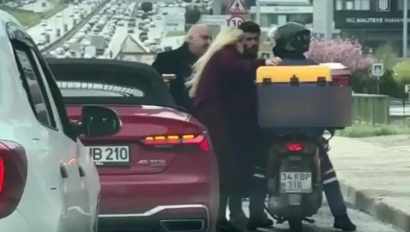 D-100'de Dehşet Anları: Motokuryeye Silah Çeken Şahıs Gözaltına Alındı