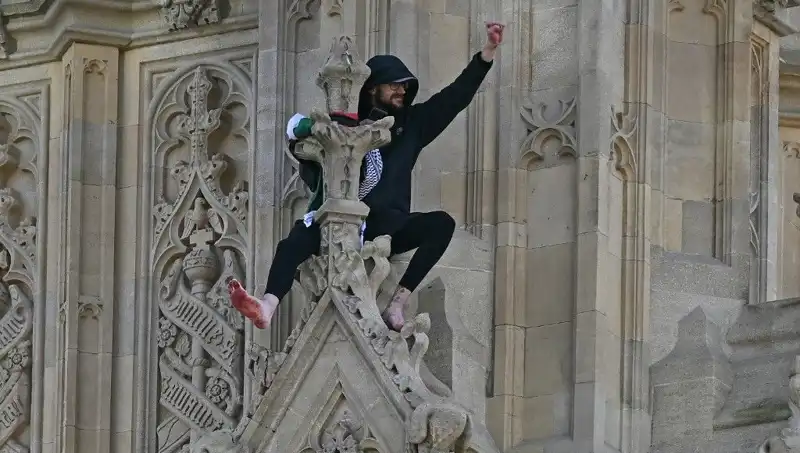 Londra'da Tarihi Protesto: Filistin Bayrağıyla Big Ben'e Tırmanıldı