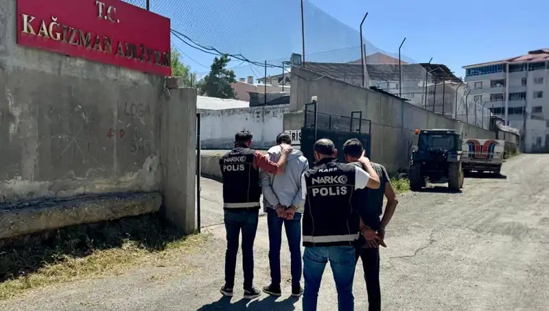 Kars'ta Uyuşturucu Operasyonu: Üç Kişi Tutuklandı, Kaçak Malzemelere El Konuldu!