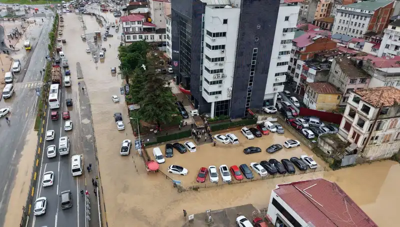 Trabzon'daki Sel Felaketi: Çamur Altında Kayıp Kişinin İzleri Aranıyor