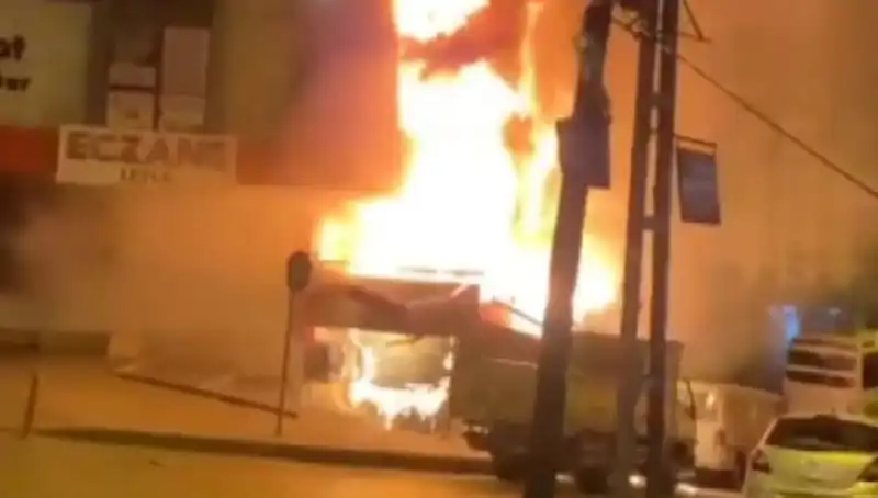 Başakşehir'de Korkutan Yangın! İş Merkezi Alev Alev Yandı