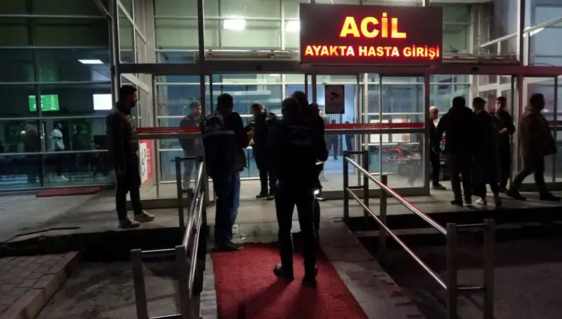 Hastane Acil Servisinde Silahlı Kavga: 3 Kişi Yaralandı!