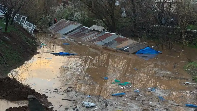 Bingöl'deki Sağanak Yağışlar Hayatı Olumsuz Etkiledi: Ahırlar Su İçinde Kaldı