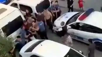 Sosyal Medya Kavgası Sokaklarda Büyüdü: 2 Polis ve 4 Yaralı