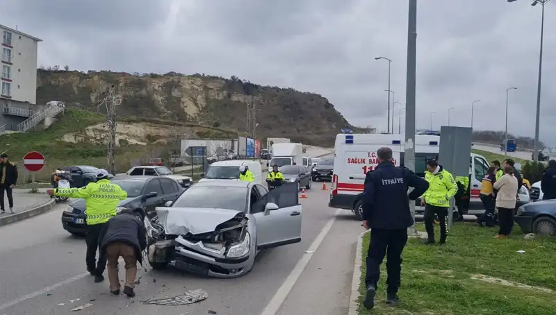 Sinop'ta Trafik Faciası: Çarpışan Otomobillerde Yaralılar Var!