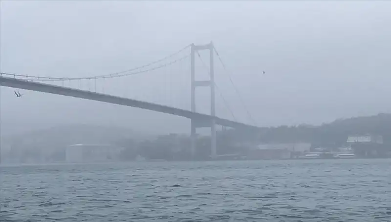 İstanbul Boğazı'nda Gemi Trafiği, Sis Nedeniyle Durma Noktasına Geldi