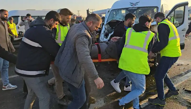 İki İşçi Servisi Kafa Kafaya Çarpıştı: İhmal mi, Kaza mı?