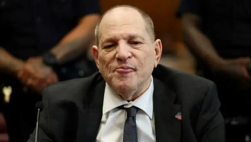 Cezaevindeki Hollywood Yapımcısı Harvey Weinstein Yeniden Suçlu Bulundu: Yargı Süreci Devam Ediyor