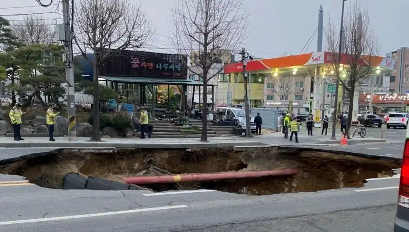 Güney Kore'de Motosiklet Yutan Dev Çukur: Kayıpların Ardındaki Gizem