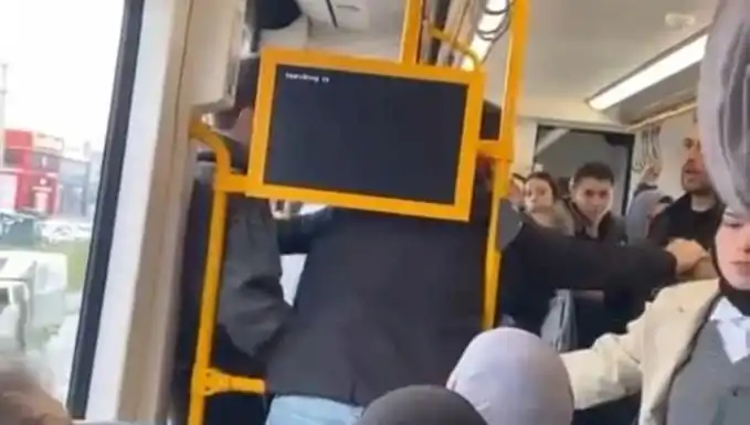 İstanbul Metro’sunda Şok Edici Tekme Tokat Kavga Anları Yaşandı!