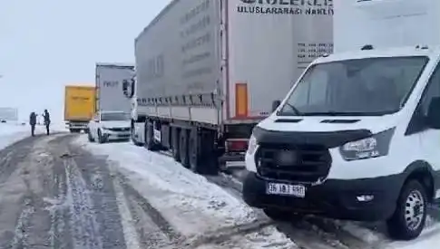 Kars-Ardahan Karayolu'nda Yoğun Kar Yağışı: TIR'lar Yolda Kaldı