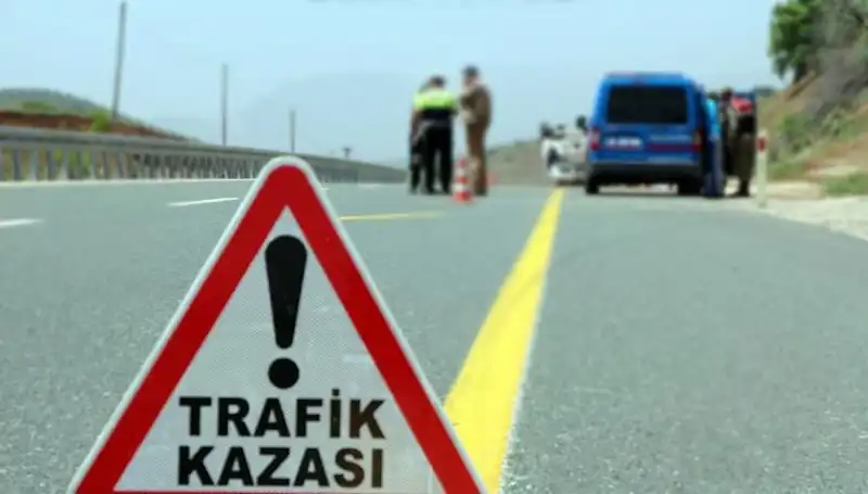 Ticari Araç ile Otomobil Çarpıştı: Korkutan Kaza Sonrası 5 Kişi Yaralı