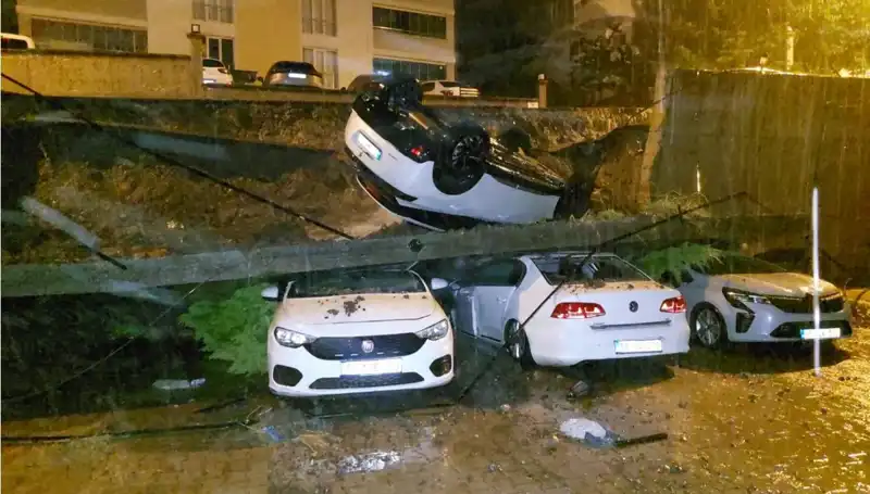 Ortaköy’de Duvar Çöktü, Dört Araç Kullanılamaz Hale Geldi!