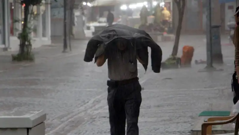 Türkiye'nin 25 İlinde Kuvvetli Sağanak Uyarısı: Sarı Kodla Dikkat Edin!