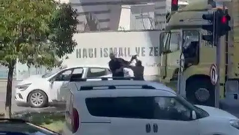İstanbul'da Traffikte Dehşet Anları: Çekiçle Araçlara Saldırı!