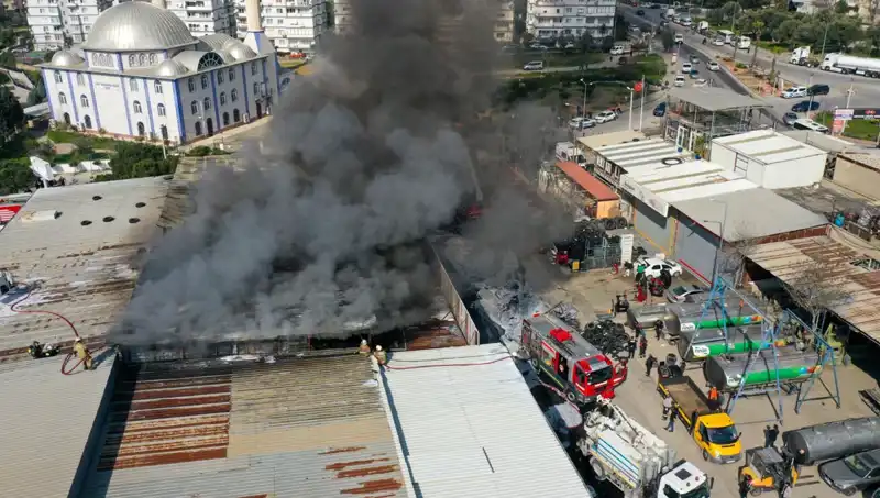 İzmir'de Oto Lastikçide Yangın: Mahalleliyi Korkutan Olay!