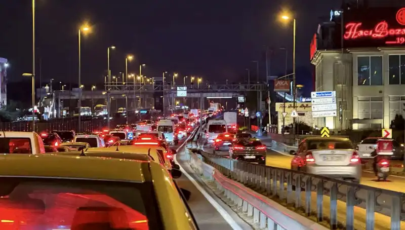 Yenibosna Metrobüs Yaya Üst Geçidi Çalışmaları Hız Kazandı, Neler Oluyor?