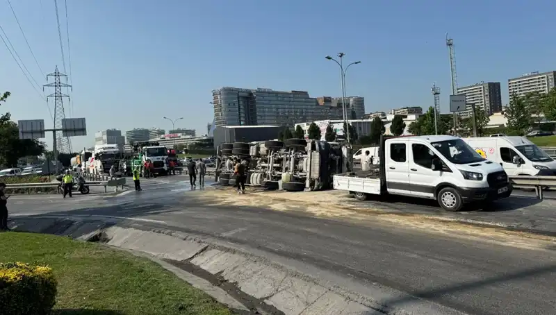D-100 Yan Yolda Beton Mikseri Devrildi: Olay Yerinde Gerilim Yükseldi