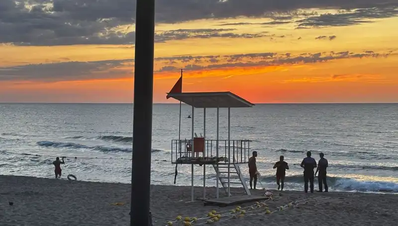 İnkumu'nda Deniz Akıntısı Alarmı: Tatilciler için Risk Oluşturuyor