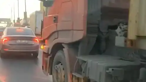 D-100'de Yol Verme Kavgası Ortalığı Karıştırdı: TIR Üzerine Sürüldü!